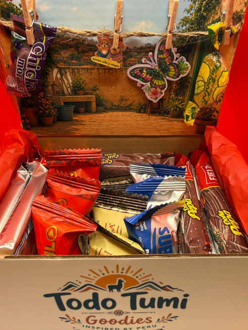 Todo Tumi Al Fondo Hay Sitio gift box filled with assorted Peruvian chocolates, featuring a decorative interior scene.